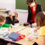 Schler und Lehrerin lernen an der Schule